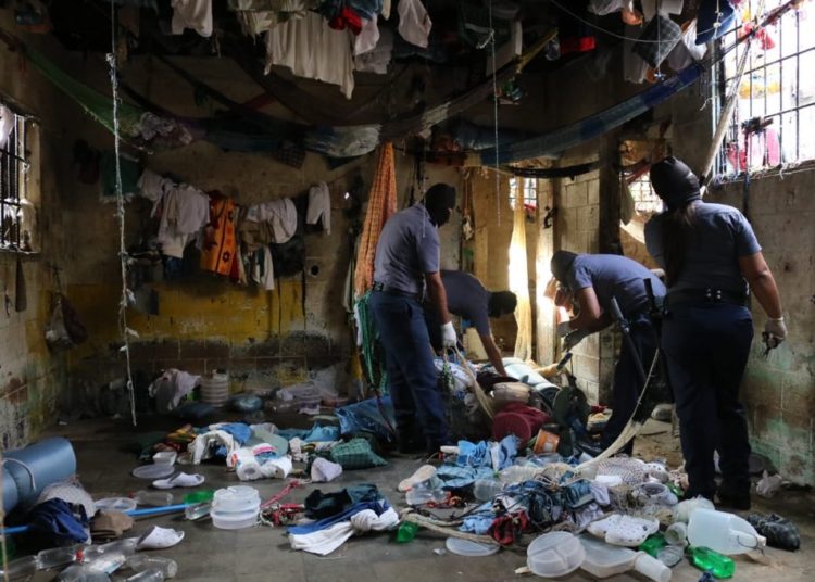 Autoridades incautan 647 manuscritos (wilas) y accesorios de teléfonos en penal de Quezaltepeque