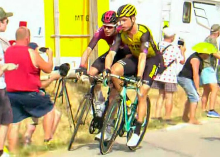 (VIDEO) Expulsan a dos ciclistas que tuvieron un altercado en plena carrera en el Tour de France