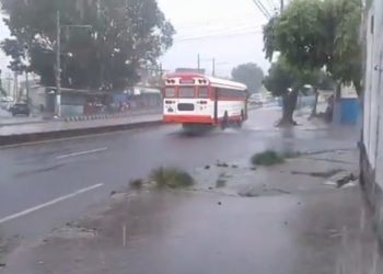 Por la salida de una onda tropical se esperan tormentas de moderas a fuertes este domingo