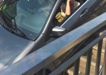 (VIDEO) Conductora confunde entrada del metro con estacionamiento