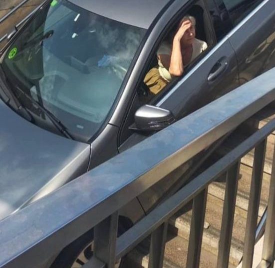 (VIDEO) Conductora confunde entrada del metro con estacionamiento