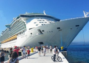 Niña de 2 años muere al zafarse de los brazos de abuelo y caer al vacío desde un crucero