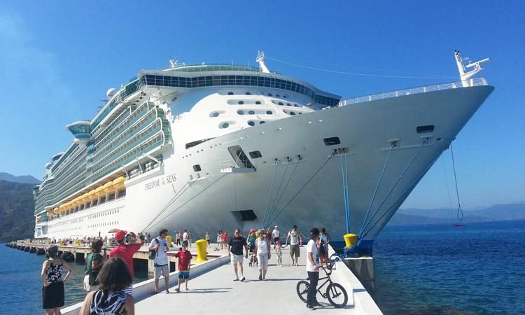 Niña de 2 años muere al zafarse de los brazos de abuelo y caer al vacío desde un crucero