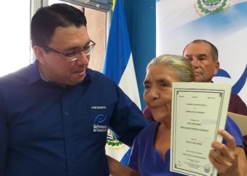 Defensoría del Consumidor ayuda a 79 familias a obtener escrituras de sus lotes en Guazapa