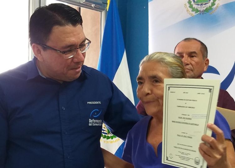 Defensoría del Consumidor ayuda a 79 familias a obtener escrituras de sus lotes en Guazapa