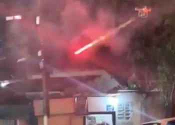 (Video) Hombre cansado de los escándalos de su vecino le lanza cohetes usando un dron