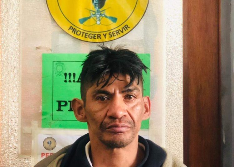 (VIDEO) Reo extremadamente delgado escapa de la celda de la policía en Bolivia