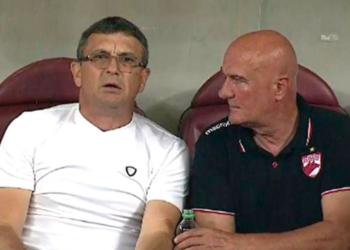 (VIDEO) Entrenador del Dínamo de Bucarest sufrió un infarto en pleno partido