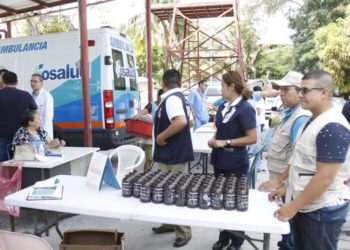 Vecinos del lugar donde fue la explosión en la Zacamil son atendidos por ministerio de Salud