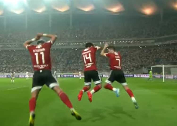 Cristiano Ronaldo reacciona ante la imitación de su festejo de gol que hizo un jugador rival