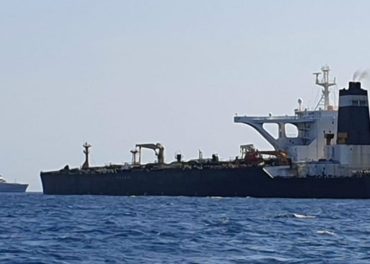 Fuerzas británicas retienen un petrolero iraní que iba rumbo a Siria