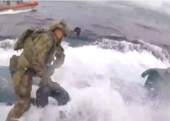 (VIDEO) Guardacostas intercepta y aborda un narco submarino que transportaba toneladas de cocaína