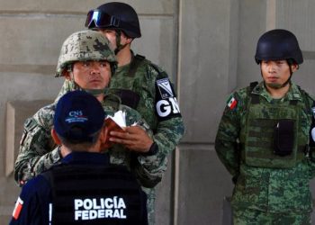 Policías federales bloquean calles y carreteras en negativa a incorporarse a la Guardia Nacional mexicana