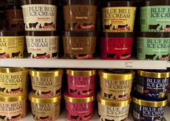 (VIDEO) Sujeto es arrestado por lamer helado y devolverlo a la tienda