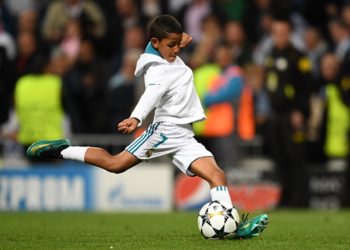 (VIDEO) Hijo de CR7 podría llegar a jugar igual que su padre