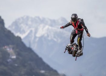 (VIDEO) El «hombre volador» fracasó al intentar cruzar el Canal de la Mancha en su tabla