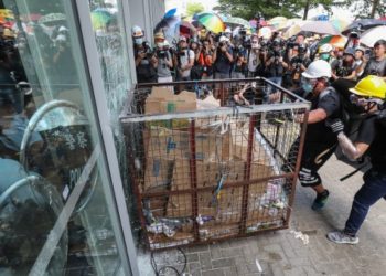 Manifestantes antigobierno ocupan el recinto del Parlamento de Hong Kong