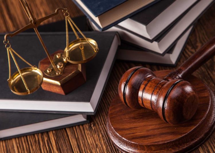 Procesan a abogado que ejercía profesión de forma ilegal