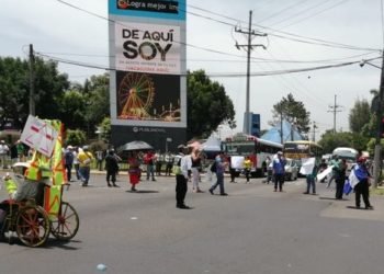 Vendedores informales protestan frente a Consuma para pedir que los dejen vender