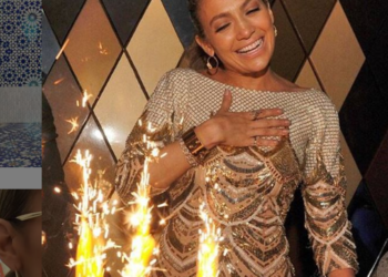 Jennifer López celebra sus 50 con un trikini de escándalo