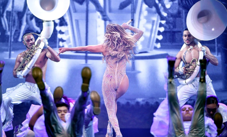 (VIDEO) Jennifer López festejó por adelantado su cumpleaños número 50 con un mega show