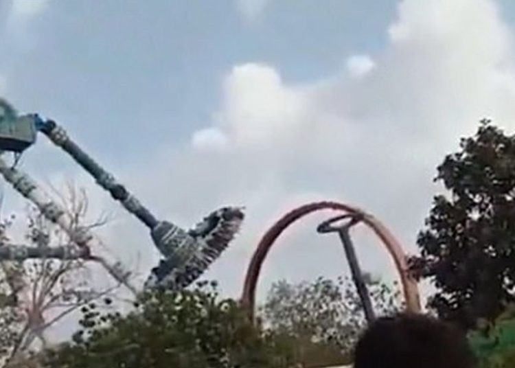 (VIDEO) Mueren dos personas luego de que juego mecánico se partiera en la India