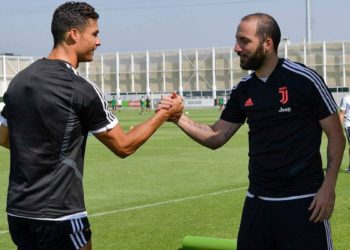(VIDEO) Cristiano Ronaldo pone en ridículo a Gonzalo Higuaín en duelo de velocidad