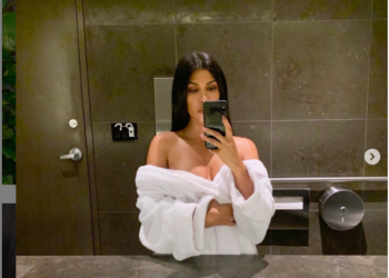 Kourtney Kardashian posa desnuda dentro de una alberca