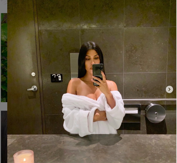 Kourtney Kardashian posa desnuda dentro de una alberca