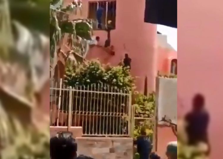 (VIDEO) Presunto ladrón es amarrado y golpeado como piñata