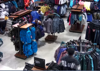 (VIDEO) Ladrones roban en segundos miles de dólares en ropa