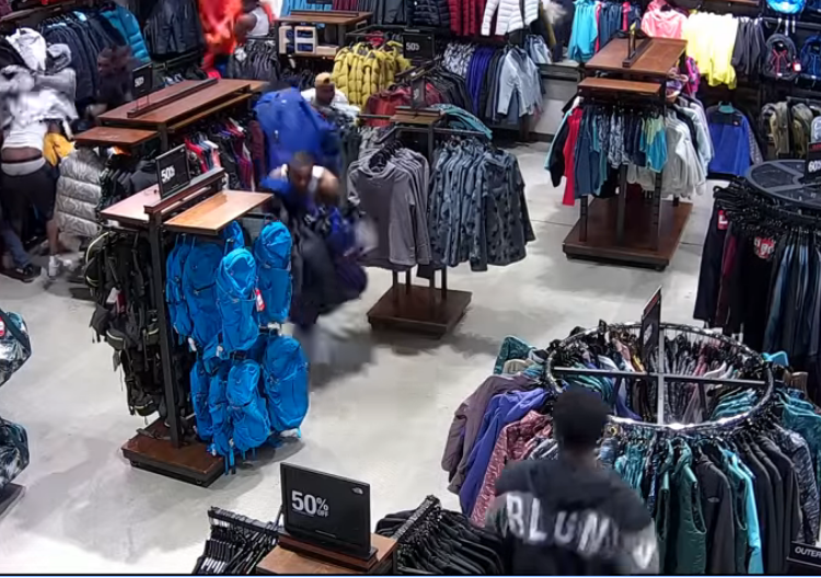 (VIDEO) Ladrones roban en segundos miles de dólares en ropa