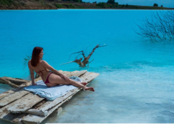 Un lago color turquesa maravilla a los rusos, pero esconde un peligroso secreto