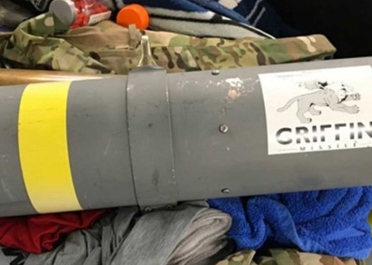 Detienen a un hombre que llevaba un lanza misiles en sus maletas