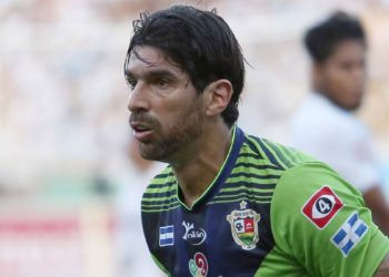 «El loco» Abreu con 42 años retoma su carrera de jugador tras ser campeón como DT con Santa Tecla