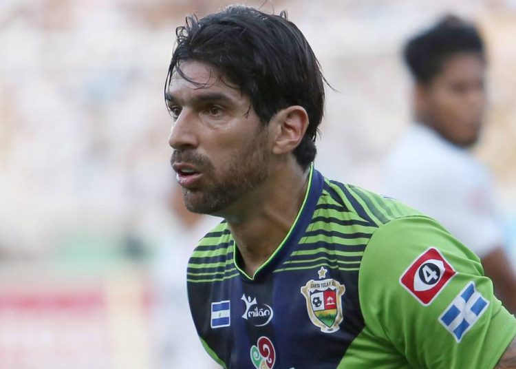 «El loco» Abreu con 42 años retoma su carrera de jugador tras ser campeón como DT con Santa Tecla