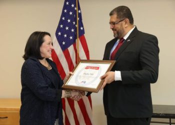 Jean Manes agradece apoyo del equipo de trabajo que la acompañó en El Salvador