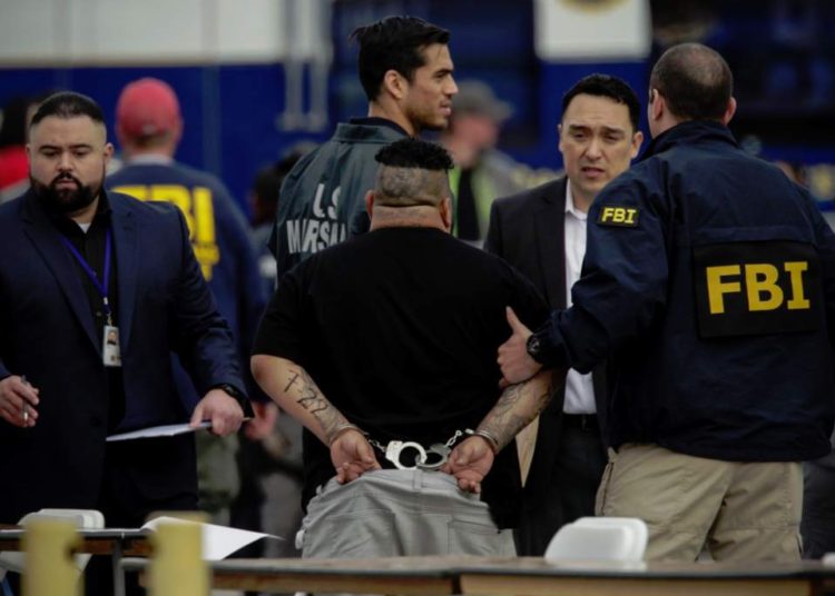 Veintidós miembros de la mara MS-13 son acusados de asesinatos brutales en Los Ángeles