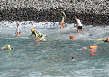 La Cruz Roja Salvadoreña y guardavidas veteranos realizan maratón acuática