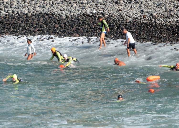 La Cruz Roja Salvadoreña y guardavidas veteranos realizan maratón acuática