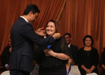 Alcalde Miguel Pereira entrega medalla magisterial Francisco Gavidia a 20 docentes de San Miguel