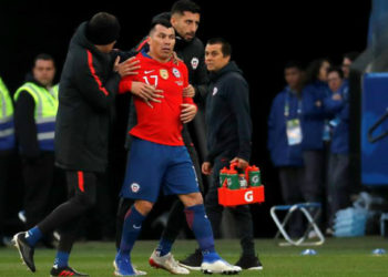 (VIDEO) Gary Medel lanza un chicle a los hinchas argentinos luego de la premiación