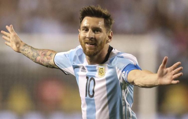 Messi no se fue con las manos vacías de la Copa América, ganó el “Balón de trapo”