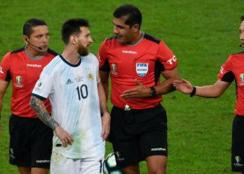 Messi carga contra el arbitraje: «Ojalá la Conmebol haga algo, aunque no creo porque Brasil maneja todo»