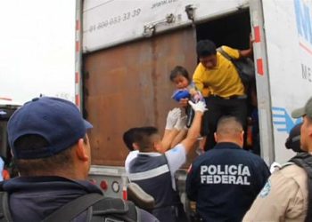 Rescatan a 51 inmigrantes que iban hacinados dentro de un camión en México
