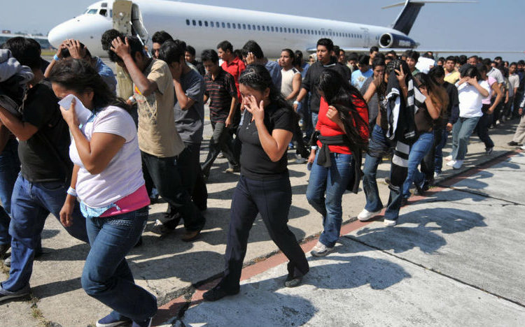 Trump anuncia que este viernes inician las redadas contra migrantes