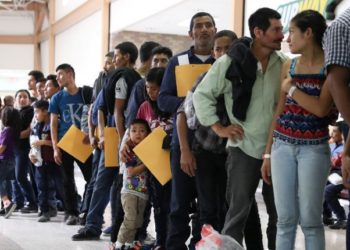 Jueza bloquea la orden de Donald Trump de detener indefinidamente a los solicitantes de asilo