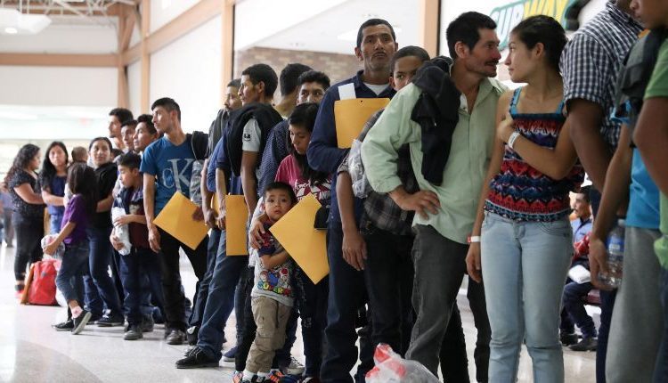 Jueza bloquea la orden de Donald Trump de detener indefinidamente a los solicitantes de asilo