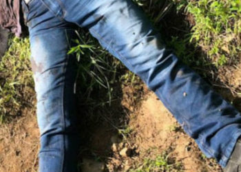 Hallan a niño migrante abrazado al cadáver de su padre