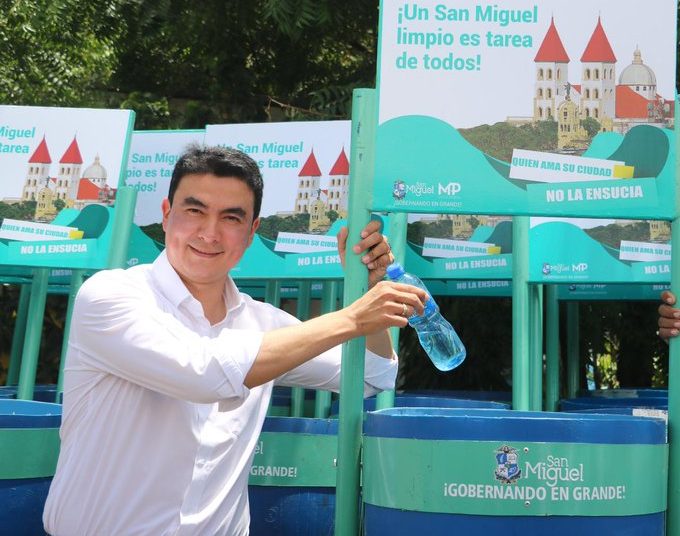 Alcaldía de San Miguel realiza segunda entrega de depósitos de basura